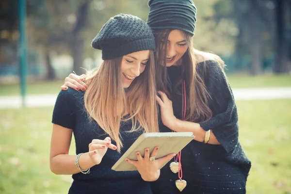Dwie dziewczyny przy użyciu komputera typu tablet — Zdjęcie stockowe