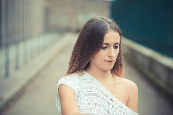 Krásná dívka na podzim — Stock fotografie