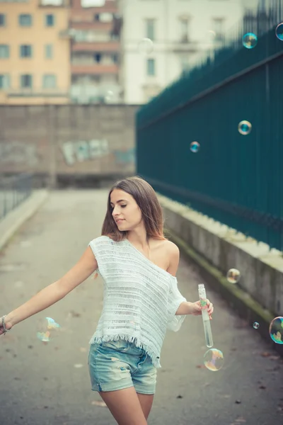 Ung flicka blåsa bubblor — Stockfoto