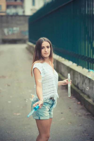 Menina soprando bolhas — Fotografia de Stock