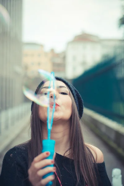 Hermosa chica soplando burbujas — Foto de Stock