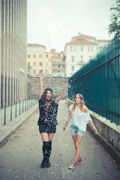 Twee jonge meisjes in de stad — Stockfoto