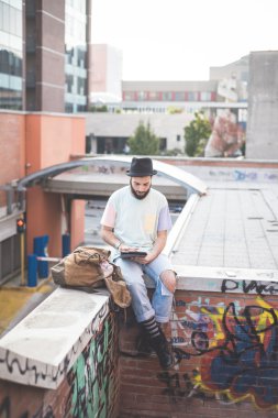 Hipster gay modern insan tablet kullanma