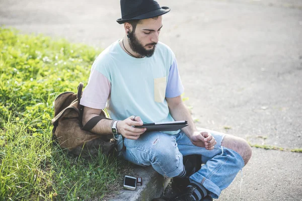 Hipster gay modern insan tablet kullanma — Stok fotoğraf