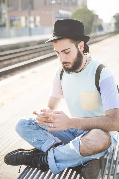 Ο σύγχρονος άνθρωπος χρησιμοποιώντας smartphone — Φωτογραφία Αρχείου