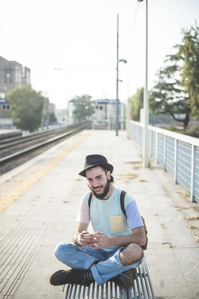 Homem moderno usando smartphone — Fotografia de Stock