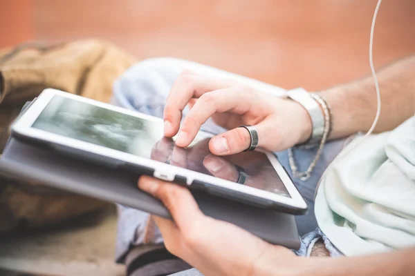 Man hand använda tablet — Stockfoto