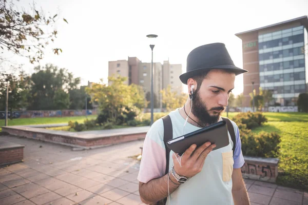 Hipster gay moderno hombre usando tableta —  Fotos de Stock