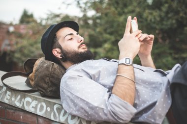 Modern insan Smartphone kullanarak