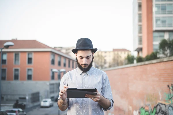 Hipster gay moderno uomo utilizzando tablet — Foto Stock