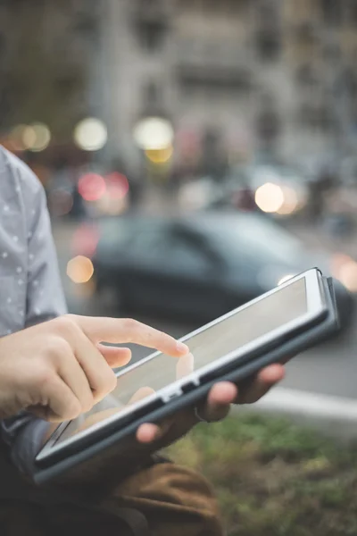 Fechar a mão homem usando tablet — Fotografia de Stock