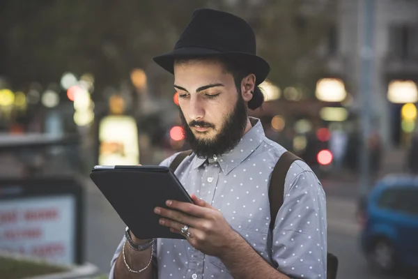 Hipster gay modern insan tablet kullanma — Stok fotoğraf