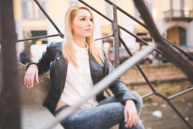 Güzel Sarışın Kadın