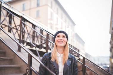 Güzel Sarışın Kadın