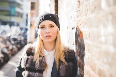 Güzel Sarışın Kadın