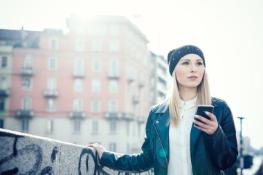 Güzel kadın ile şehir içinde smartphone