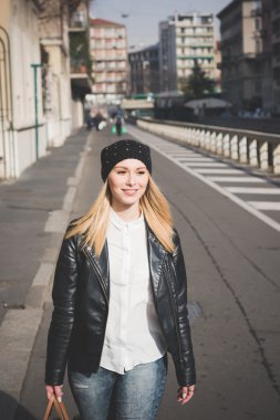 Güzel Sarışın Kadın