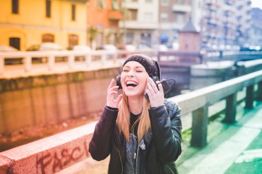 müzik güzel sarışın kadın