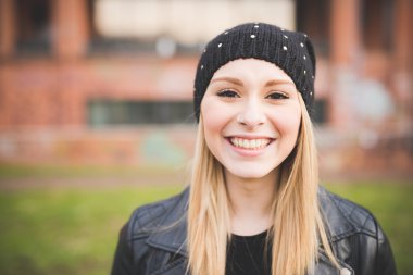 Güzel Sarışın Kadın