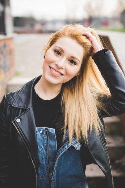 Güzel Sarışın Kadın