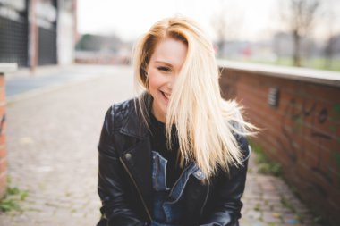 Güzel Sarışın Kadın