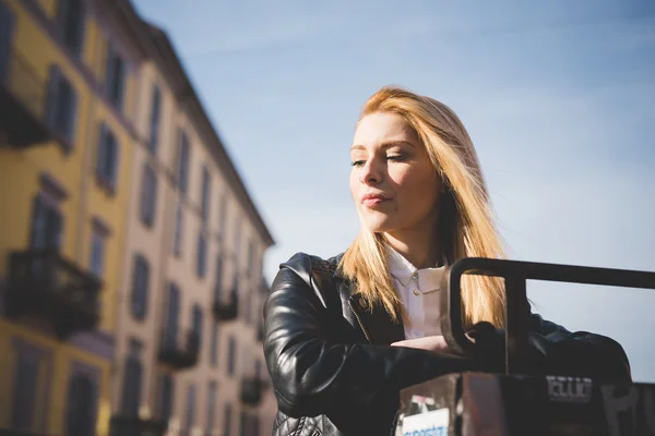 Mooie blonde vrouw — Stockfoto