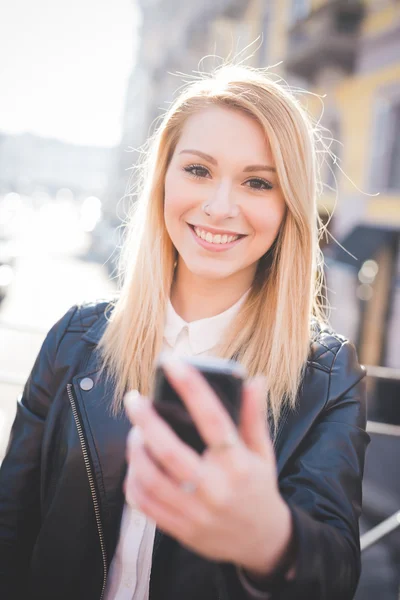 Mulher loira bonita com smartphone — Fotografia de Stock