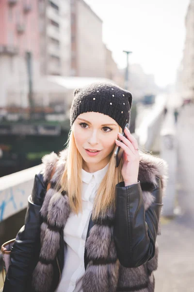 Mooie blonde vrouw met smartphone — Stockfoto