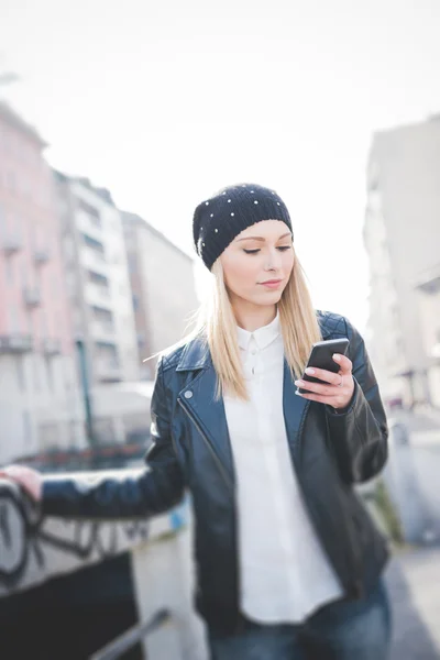 Hermosa mujer con teléfono inteligente en la ciudad — Foto de Stock