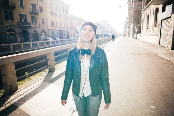 Hermosa mujer en la ciudad — Foto de Stock