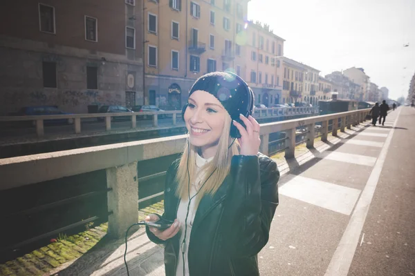 Hermosa mujer en la ciudad — Foto de Stock