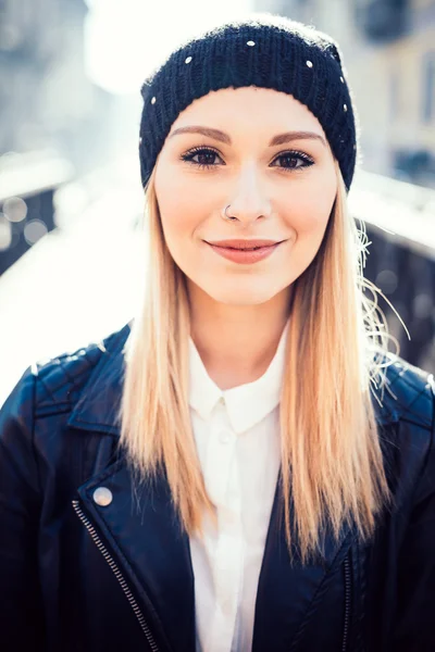 Vacker blond kvinna — Stockfoto