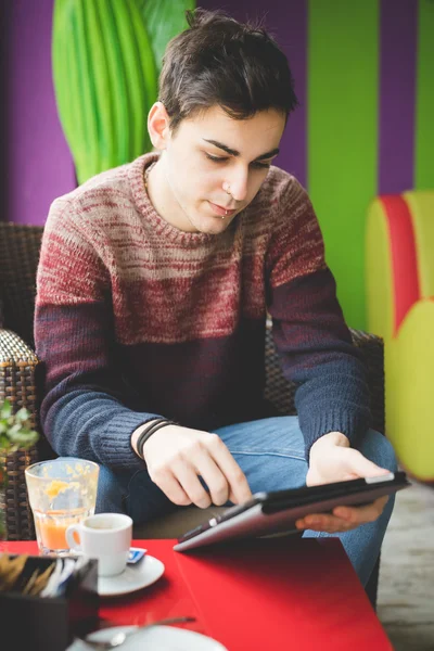 Ung man med tablett — Stockfoto