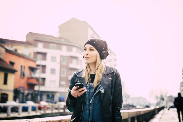 Krásná blondýnka žena — Stock fotografie