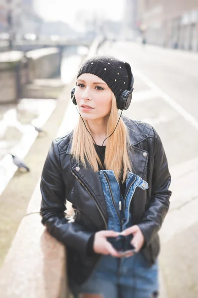 Schöne blonde Frau hört Musik — Stockfoto