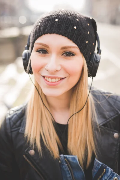 Όμορφη ξανθιά γυναίκα που ακούτε μουσική — Φωτογραφία Αρχείου