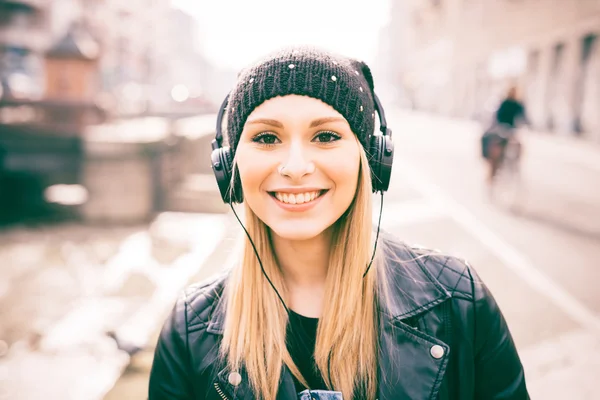 Vacker blond kvinna lyssna på musik — Stockfoto