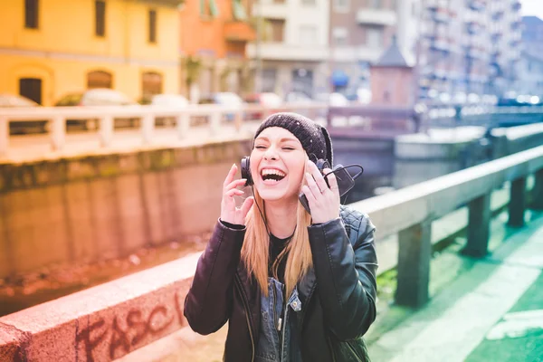 Schöne blonde Frau hört Musik — Stockfoto