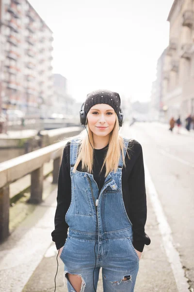 Belle femme blonde écoutant de la musique — Photo