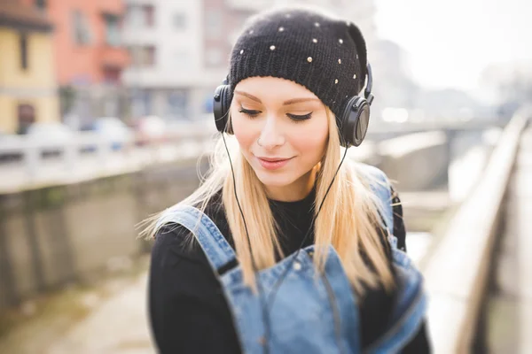 Jonge mooie blonde rechte haren vrouw — Stockfoto