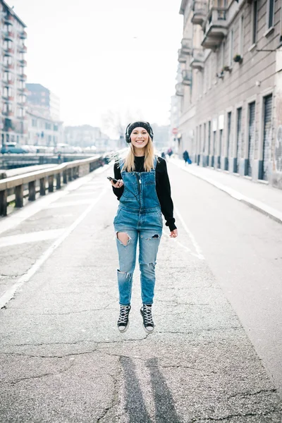 Vacker blond kvinna lyssna på musik — Stockfoto