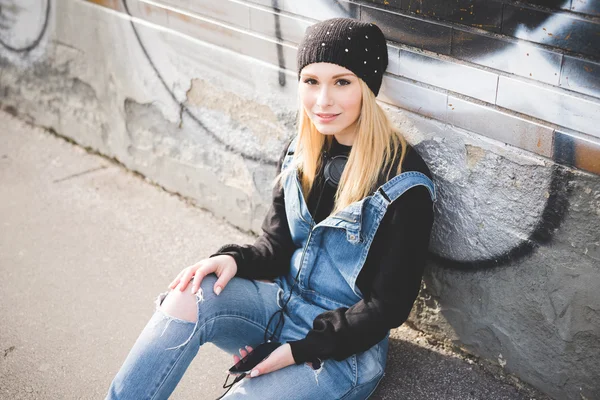 Beautiful blonde woman with smartphone — Stock Photo, Image