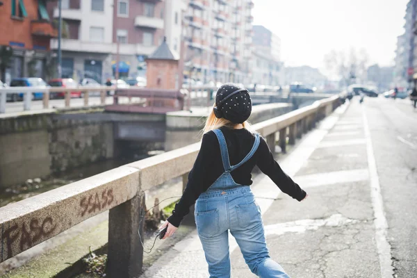 Bela mulher loira ouvindo música — Fotografia de Stock