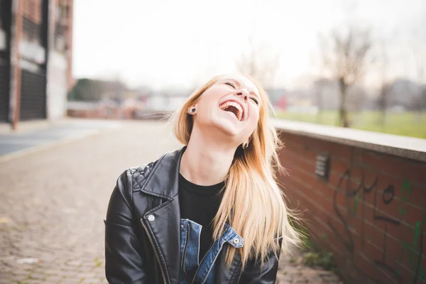 Krásná blondýnka žena — Stock fotografie