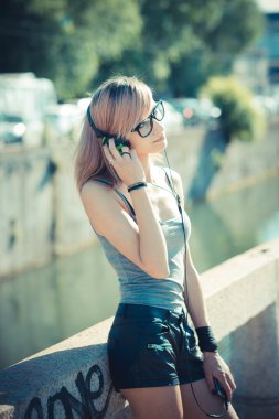 genç güzel kadın müzik dinleme model