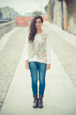 Güzel esmer kadın.