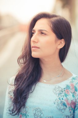 Güzel esmer kadın.