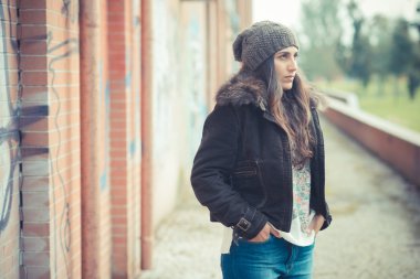 Güzel esmer kadın.