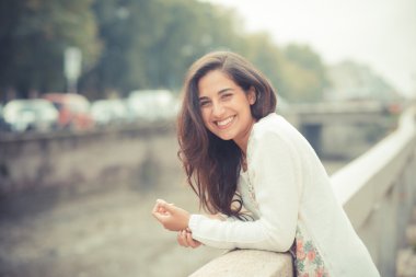 Güzel esmer kadın.