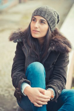 Güzel esmer kadın.